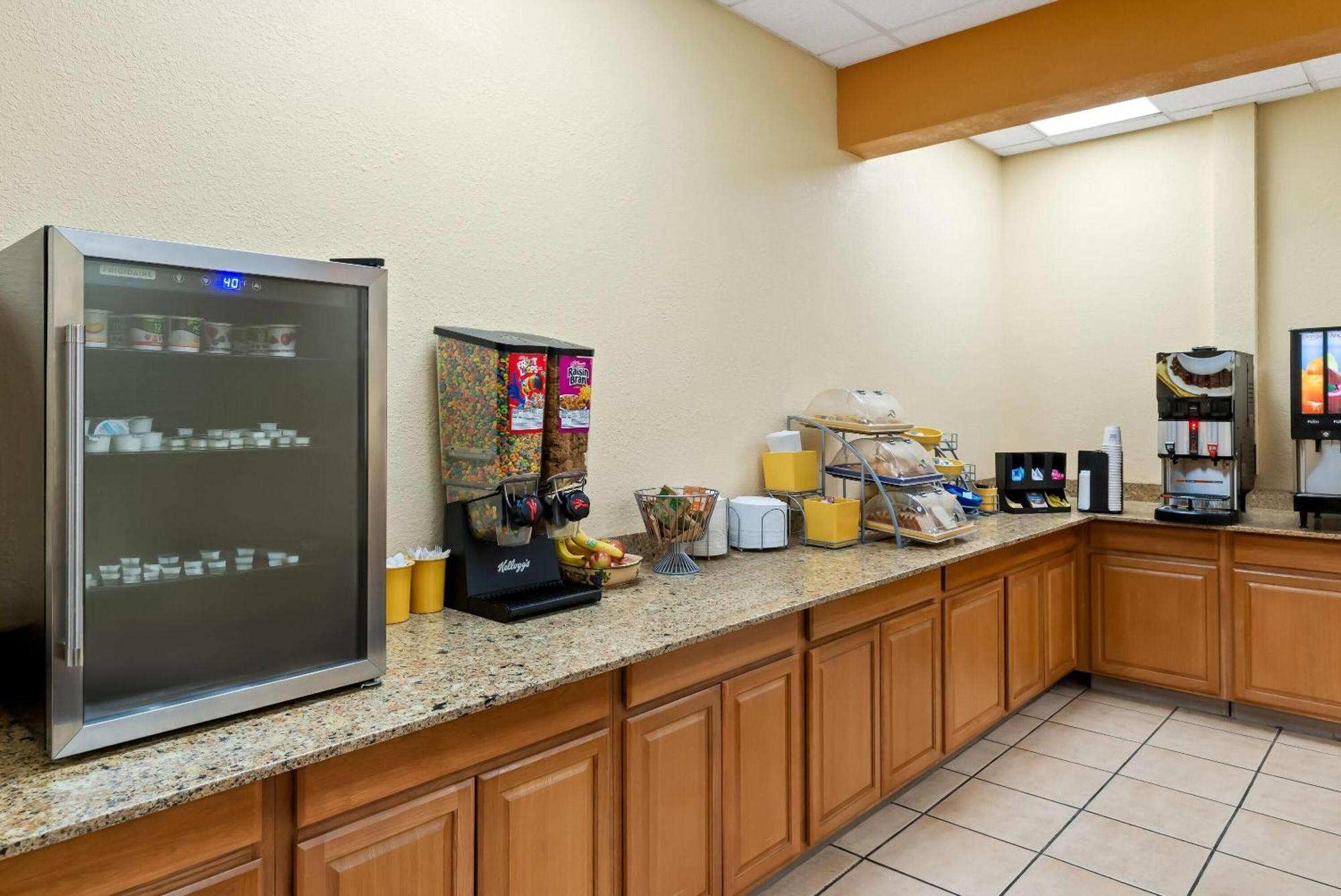 Days Inn By Wyndham Petersburg/South Fort Lee Экстерьер фото