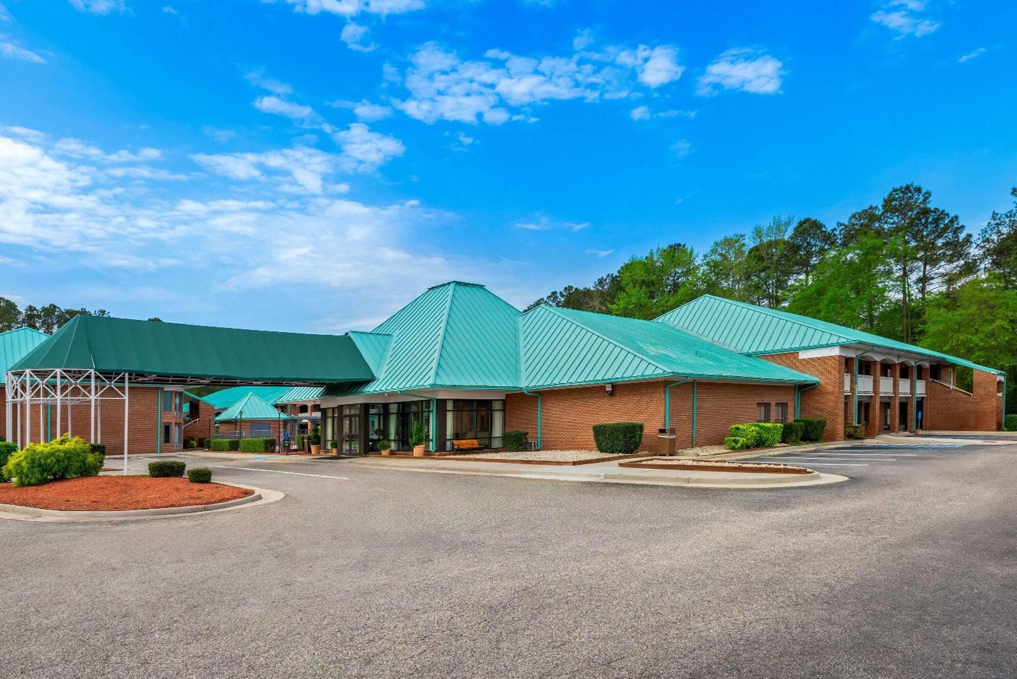 Days Inn By Wyndham Petersburg/South Fort Lee Экстерьер фото